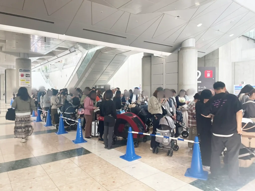 開場前の行列の様子