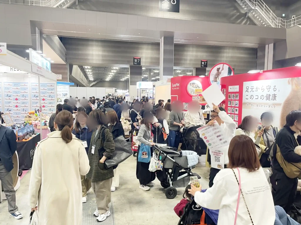 賑やかな展示会の様子