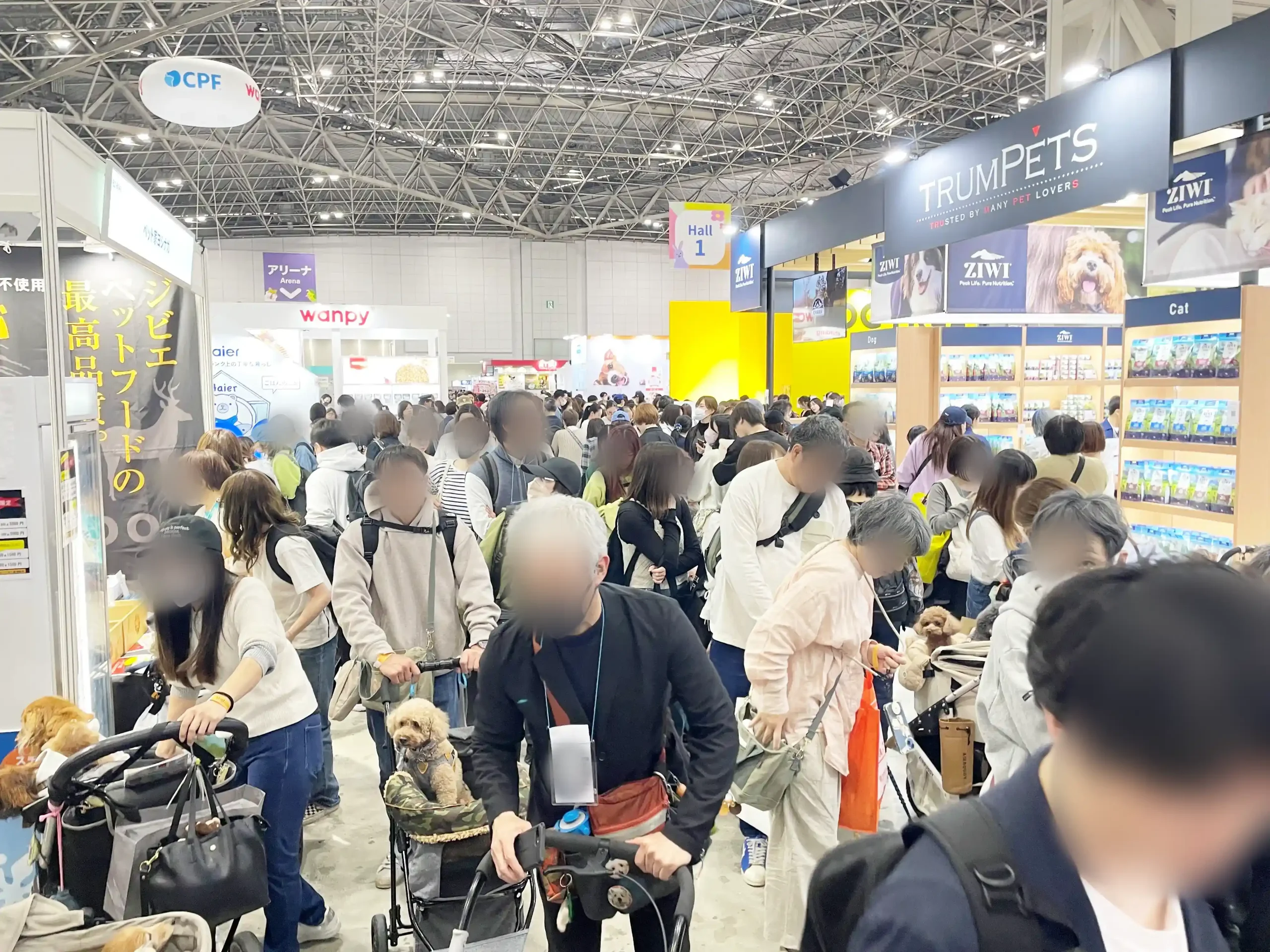 会場となった東京ビッグサイトの様子。多くの来場者が犬を連れて歩いている様子