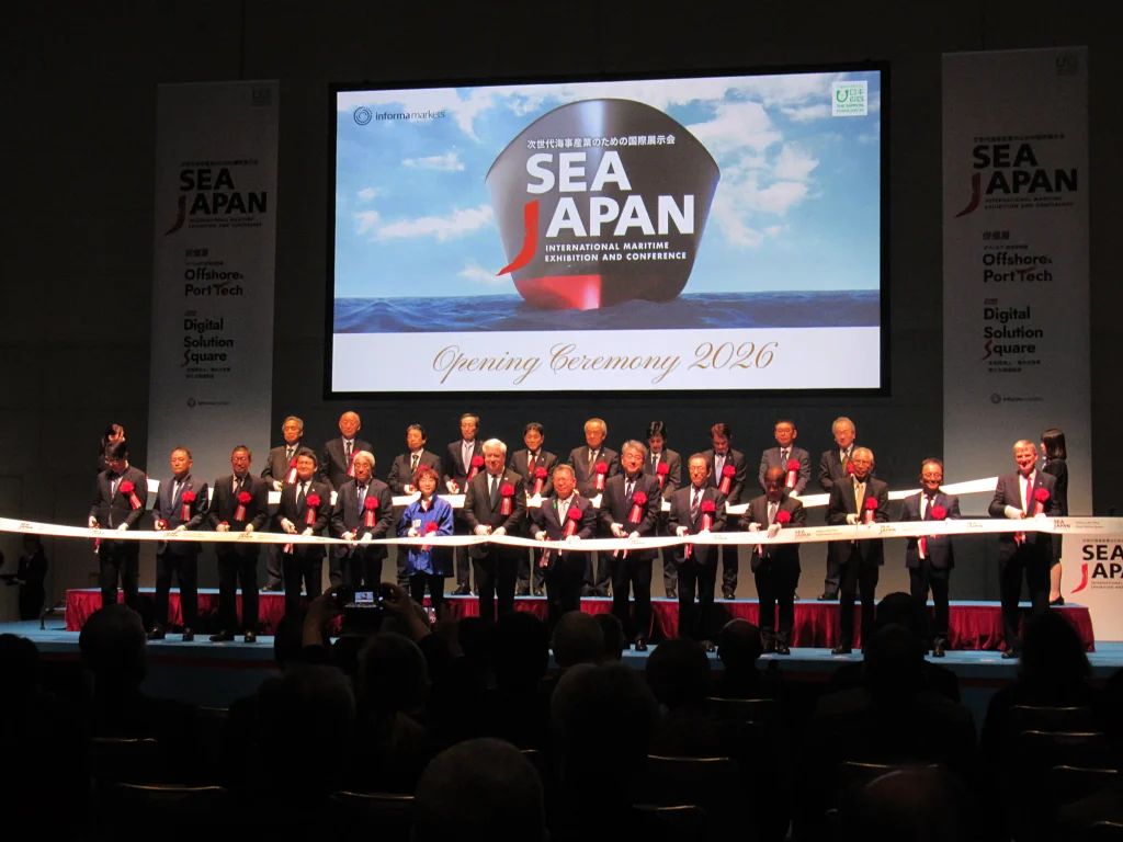 テープカットの様子