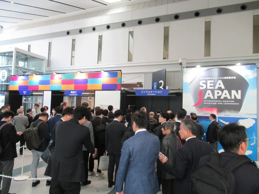 入場ゲートの様子。ゲートには「乗船口」と表記されており、人が並んでいる。