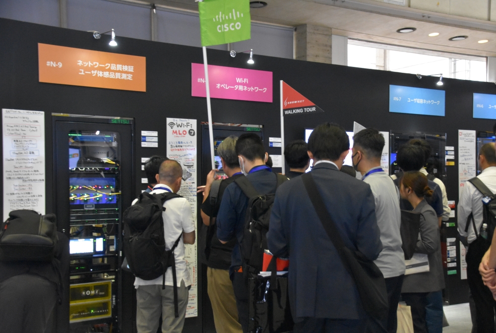 Interop2026内「ShowNet」のツアー中の様子